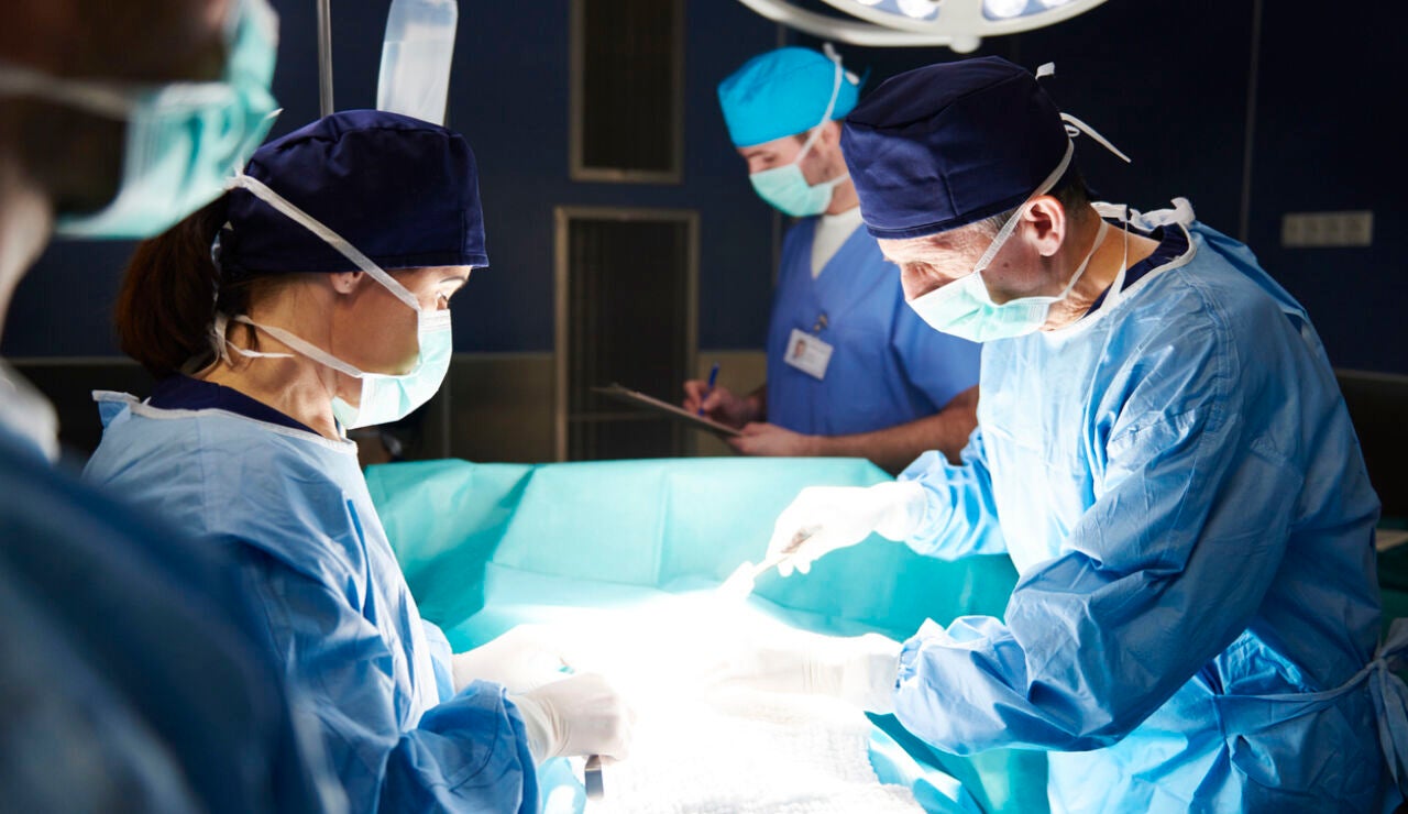 Un equipo de médicos durante un trasplante