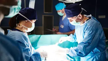 Un equipo de médicos durante un trasplante Un equipo de médicos durante un trasplante
