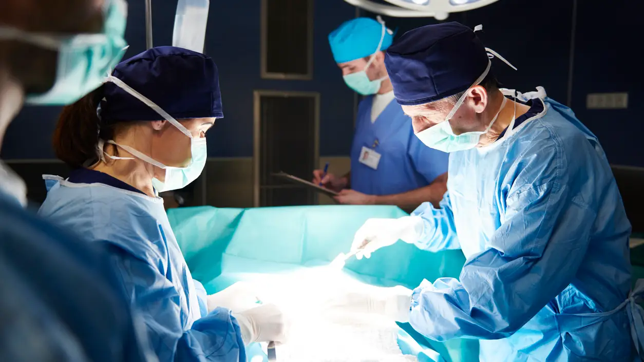Un equipo de médicos durante un trasplante Un equipo de médicos durante un trasplante