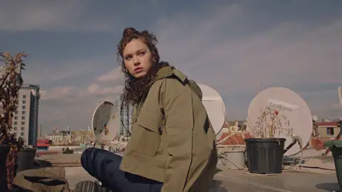 ¡Pillada! Anil descube a Rüya espiando a Gülben y Esat ¡Pillada! Anil descube a Rüya espiando a Gülben y Esat