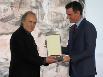 Joan Manuel Serrat recibe el galardón de manos de Pedro Sánchez