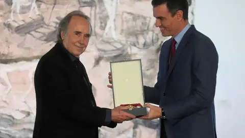 Joan Manuel Serrat recibe el galardón de manos de Pedro Sánchez Joan Manuel Serrat recibe el galardón de manos de Pedro Sánchez