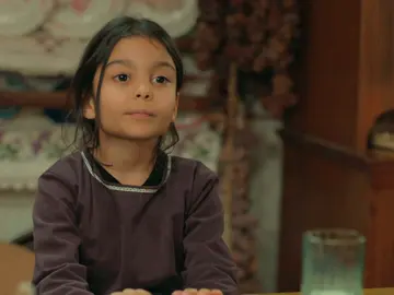 Saniye intenta averiguar el secreto de Üzüm con Demir Saniye intenta averiguar el secreto de Üzüm con Demir