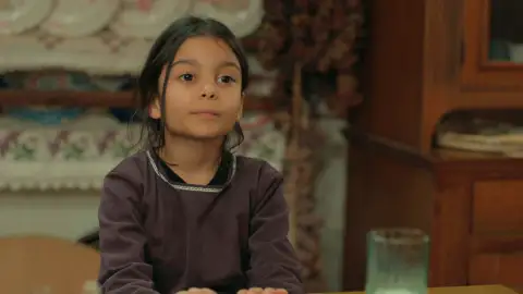 Saniye intenta averiguar el secreto de Üzüm con Demir Saniye intenta averiguar el secreto de Üzüm con Demir