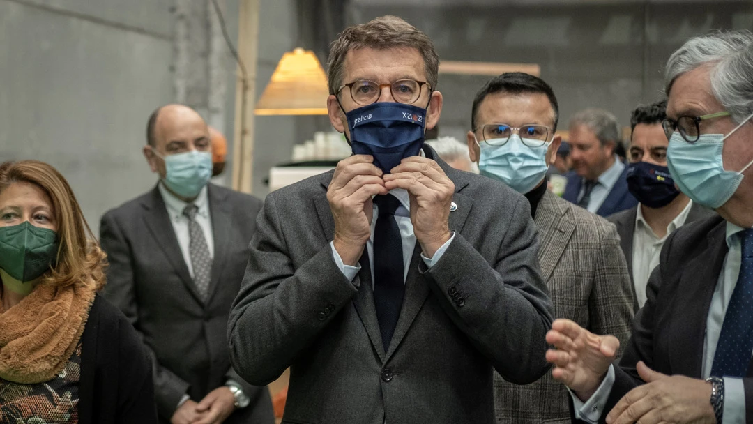 El presidente de la Xunta, Alberto N&uacute;&ntilde;ez Feij&oacute;o (c), este lunes en Ourense