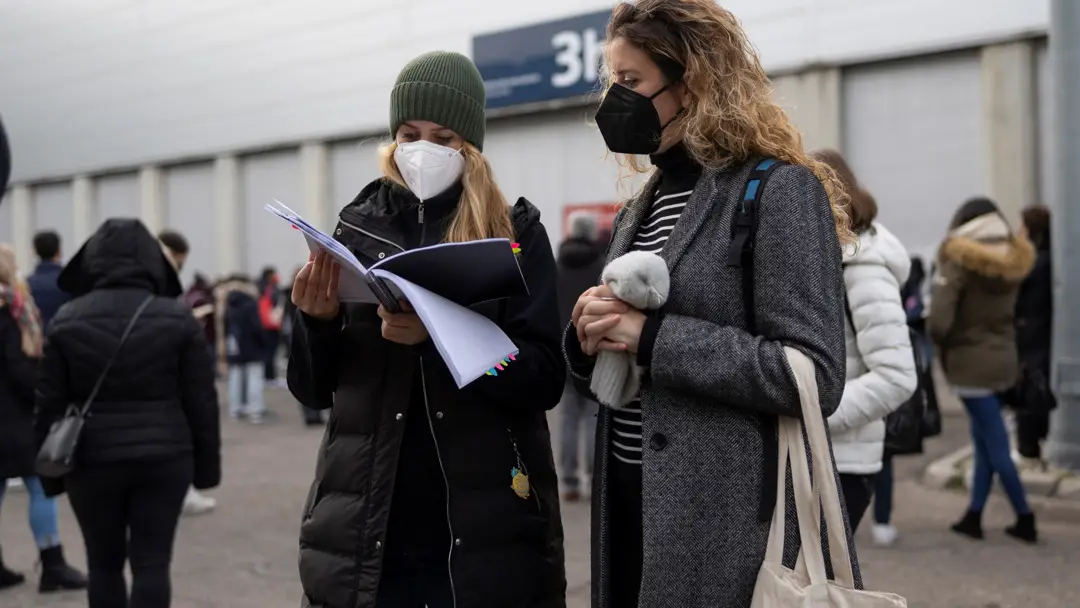 En la imagen, dos opositoras esperan a examinarse en IFEMA en Madrid. En la imagen, dos opositoras esperan a examinarse en IFEMA en Madrid.
