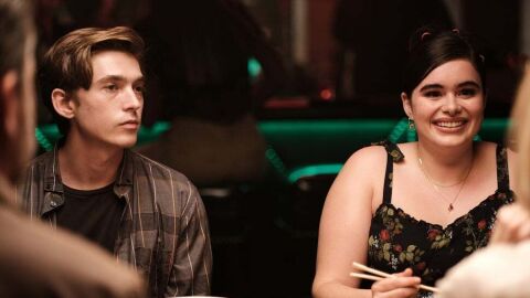 Austin Abrams y Barbie Ferreira como Ethan y Kat en 'Euphoria'