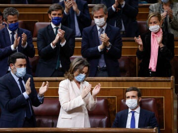 Pablo Casado, aplaudido por la bancada 'popular' en el Congreso