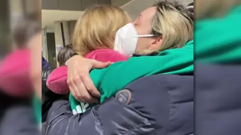 Varias familias que acogen a niños ucranianos en verano piden poder traerlos ahora: "Llaman diciendo que tienen miedo" Varias familias que acogen a niños ucranianos en verano piden poder traerlos ahora: "Llaman diciendo que tienen miedo"