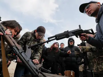  Ucrania permitirá que los civiles se armen