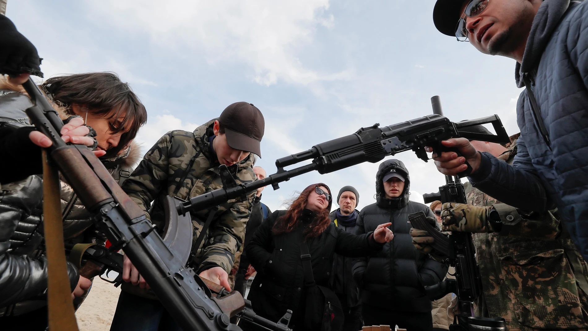  Ucrania permitirá que los civiles se armen