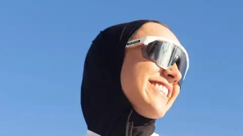 La ciclista Safiya Alsayegh La ciclista Safiya Alsayegh