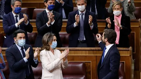 Imagen de la bancada del PP aplaudiendo a Pablo Casado Imagen de la bancada del PP aplaudiendo a Pablo Casado