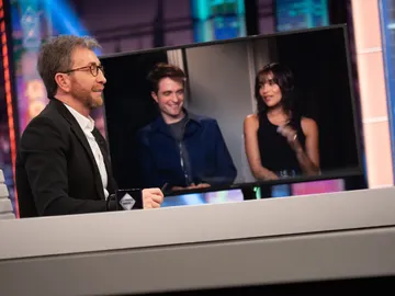 Robert Pattinson habla de la escena en la que se tenía que quitar la camiseta en 'Crepúsculo' Robert Pattinson habla de la escena en la que se tenía que quitar la camiseta en 'Crepúsculo'