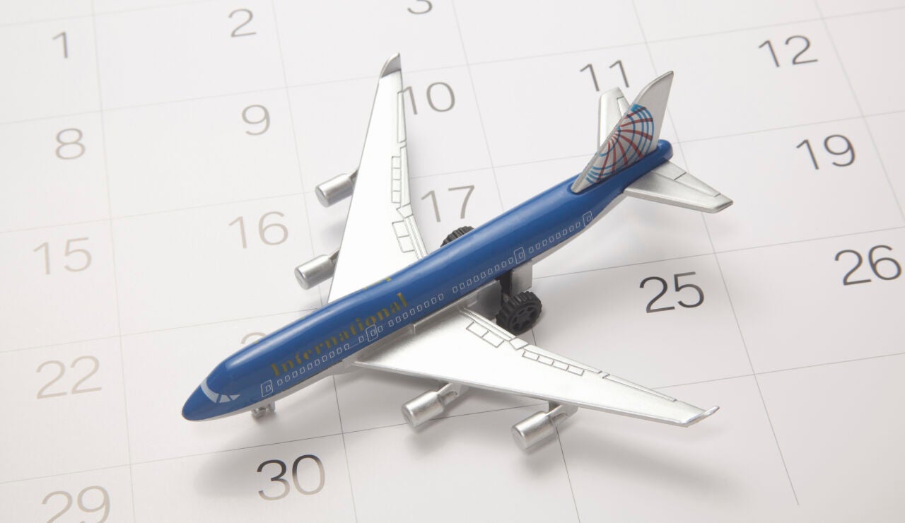 Imagen de archivo de un avi&oacute;n sobre un calendario