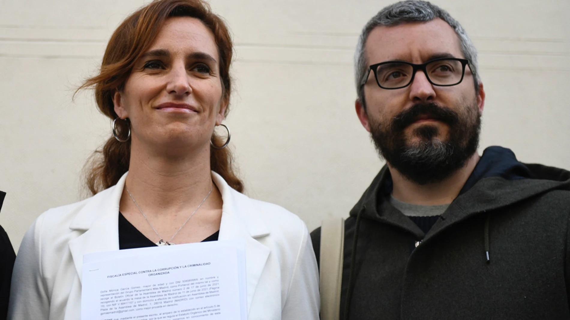 La líder de Más Madrid, Mónica García (i) junto al diputado regional del partido Javier Padilla (d)