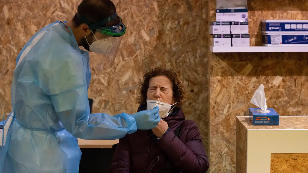 Un sanitario realiza una prueba PCR 