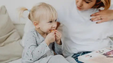 Niña comiendo Niña comiendo