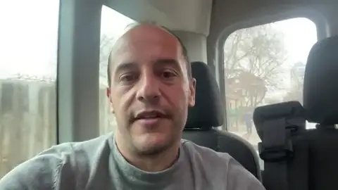 Lluís Cortés, exentrenador del Barcelona femenino, atrapado en Ucrania: "Estamos en una furgoneta" Lluís Cortés, exentrenador del Barcelona femenino, atrapado en Ucrania: "Estamos en una furgoneta"
