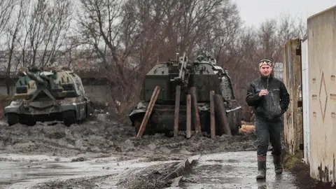 Rusia está atacando a Ucrania desde todos los frentes que llevaba preparando meses. Rusia está atacando a Ucrania desde todos los frentes que llevaba preparando meses.