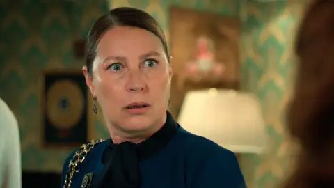 Hünkar descubre quién es la mujer que cuidaba a sus nietos Hünkar descubre quién es la mujer que cuidaba a sus nietos