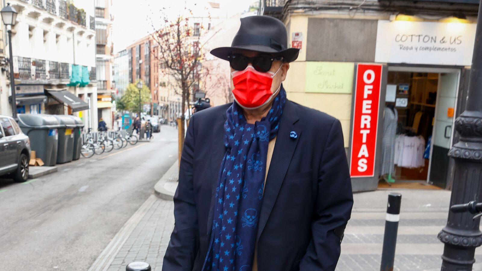 Antonio Resines sale a la calle en muletas y cuenta cómo va su recuperación: 