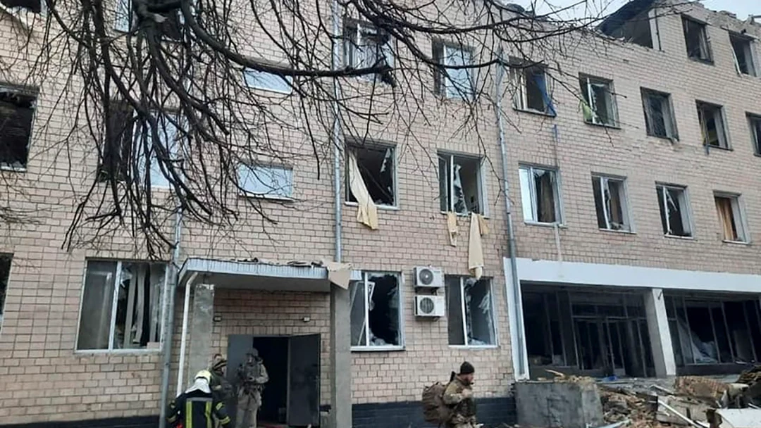 Un edificio destruido por las bombas en Ucrania Un edificio destruido por las bombas en Ucrania