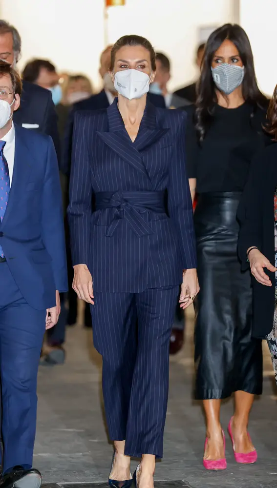 La reina Letizia sorprende con su traje de raya diplomática
