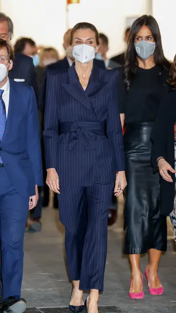 La reina Letizia sorprende con su traje de raya diplomática La reina Letizia sorprende con su traje de raya diplomática