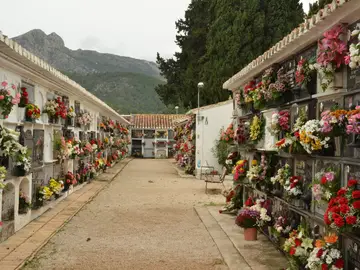 Un albañil acude al cementerio a trabajar y se encuentra la tumba de su hijo profanada Un albañil acude al cementerio a trabajar y se encuentra la tumba de su hijo profanada