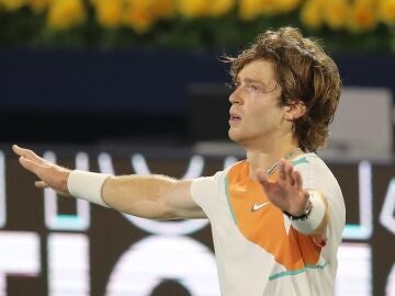 La firma del tenista ruso Rublev tras ganar Dubái 