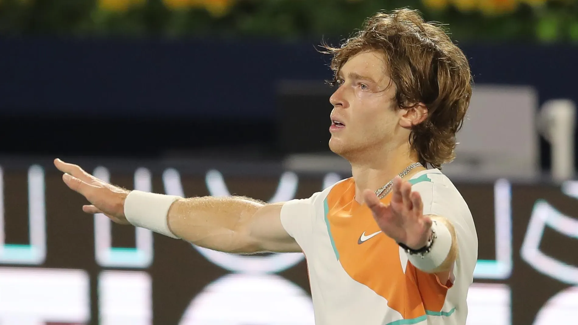 La firma del tenista ruso Rublev tras ganar Dubái La firma del tenista ruso Rublev tras ganar Dubái