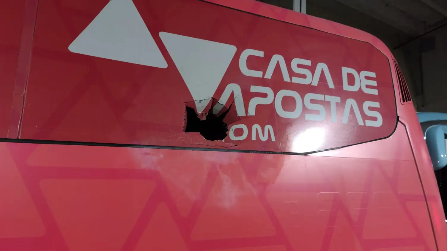 Los jugadores de Bahía deciden disputar un partido tras sufrir un ataque bomba con heridos en su autobús Los jugadores de Bahía deciden disputar un partido tras sufrir un ataque bomba