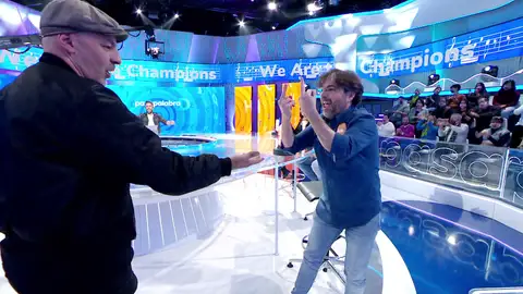¿Cómo terminará su pique? Jordi Évole canta ‘We are the champions’ y provoca a Roberto Álamo ¿Cómo terminará su pique? Jordi Évole canta ‘We are the champions’ y provoca a Roberto Álamo