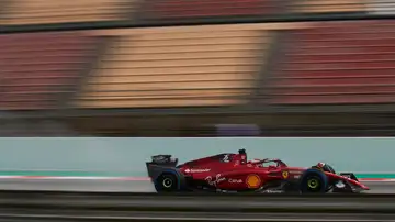 Carlos Sainz pilotando su Ferrari en el Circuit de Barcelona durante los test