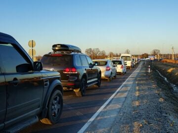 Decenas de vehículos se alinean en la frontera polaco-ucraniana