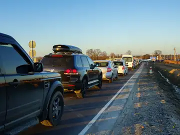 Decenas de vehículos se alinean en la frontera polaco-ucraniana