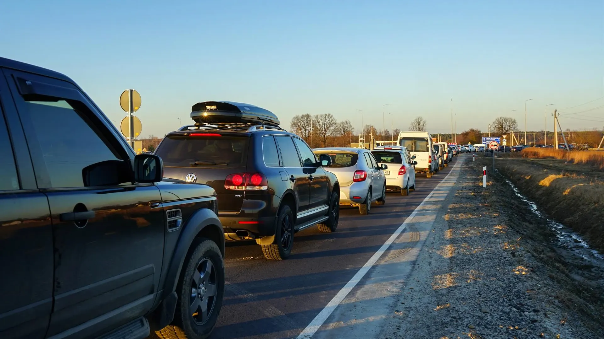 Decenas de vehículos se alinean en la frontera polaco-ucraniana Decenas de vehículos se alinean en la frontera polaco-ucraniana