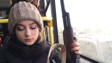 Imagen de una chica ucraniana portando un misil