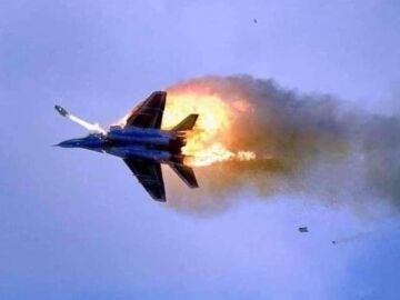 La imagen que circula en redes sociales sobre el supuesto avión ucraniano derribado por un misil ruso