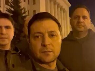 El vídeo de Zelenski en la calle con sus asesores en Kiev: "Estamos defendiendo Ucrania"