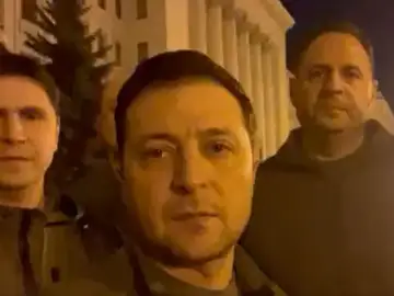 El vídeo de Zelenski en la calle con sus asesores en Kiev: &quot;Estamos defendiendo Ucrania&quot;