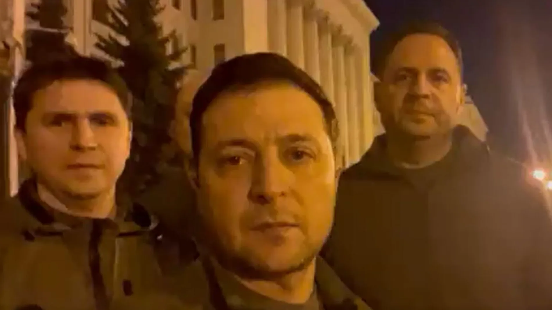 El vídeo de Zelenski en la calle con sus asesores en Kiev: "Estamos defendiendo Ucrania"