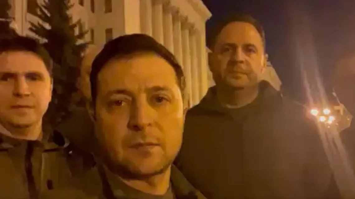 El vídeo de Zelenski en la calle con sus asesores en Kiev: "Estamos defendiendo Ucrania" El vídeo de Zelenski en la calle con sus asesores en Kiev: "Estamos defendiendo Ucrania"