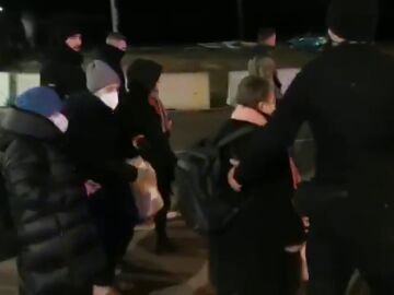 El primer convoy con españoles evacuados de Ucrania está "a salvo" en Polonia