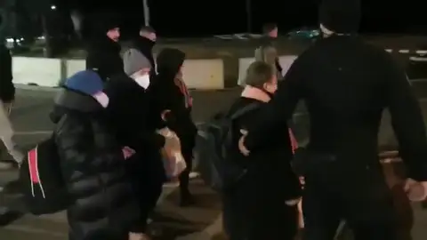 El primer convoy con españoles evacuados de Ucrania está "a salvo" en Polonia El primer convoy con españoles evacuados de Ucrania está "a salvo" en Polonia