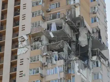 Un misil lanzado por los rusos impacta contra un edificio de apartamentos en Ucrania