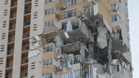 Un misil lanzado por los rusos impacta contra un edificio de apartamentos en Ucrania Un misil lanzado por los rusos impacta contra un edificio de apartamentos en Ucrania