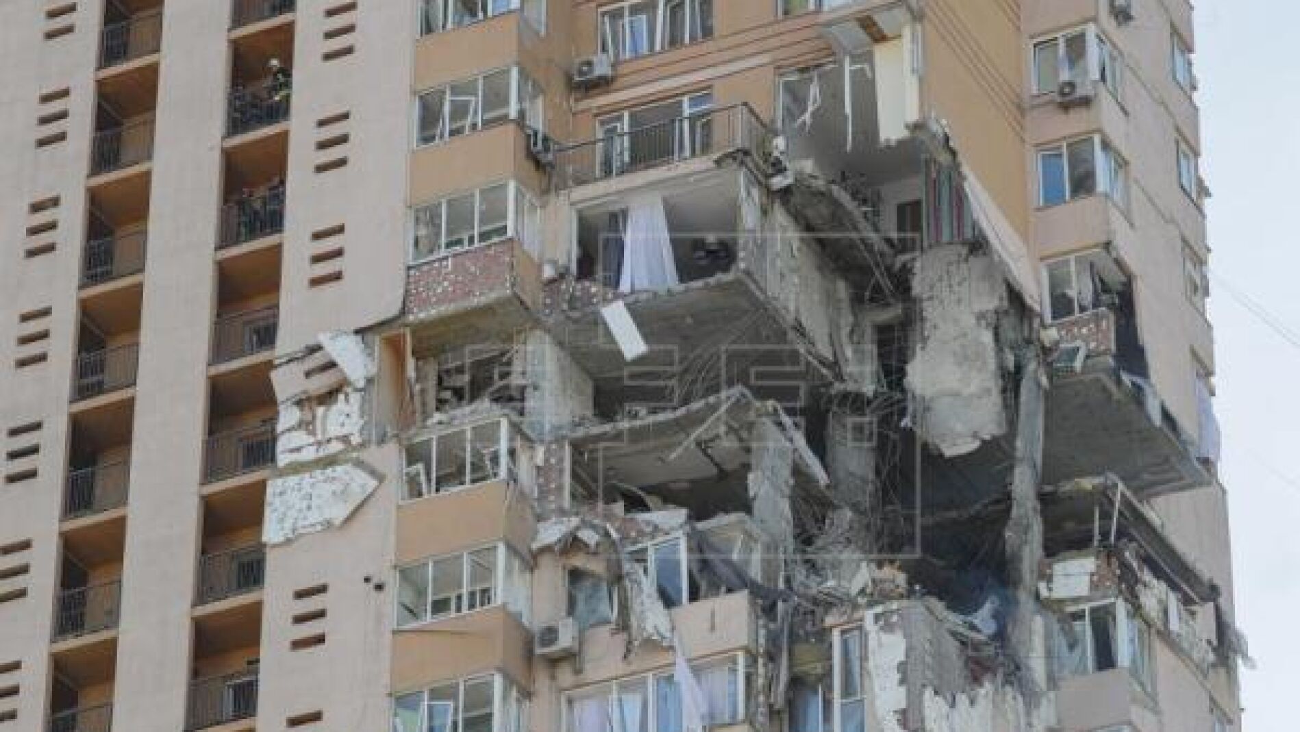 El vídeo del momento en el que un misil ruso impacta contra un edificio ...