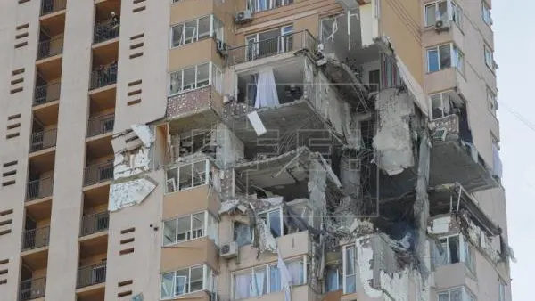 Un misil lanzado por los rusos impacta contra un edificio de apartamentos en Ucrania Un misil lanzado por los rusos impacta contra un edificio de apartamentos en Ucrania